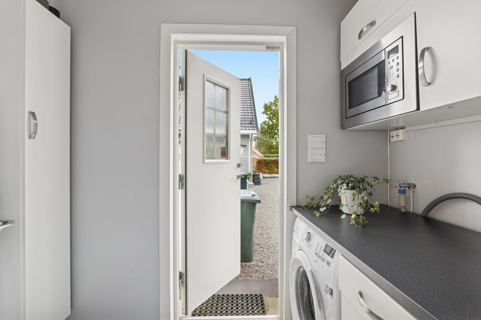 Vaskerommet er fra byggeåret og fremstår pent med tapetserte og malte flater. Rommet er utstyrt med innredning, benk, utslagsvask og opplegg for vaskemaskin. Galleribilde