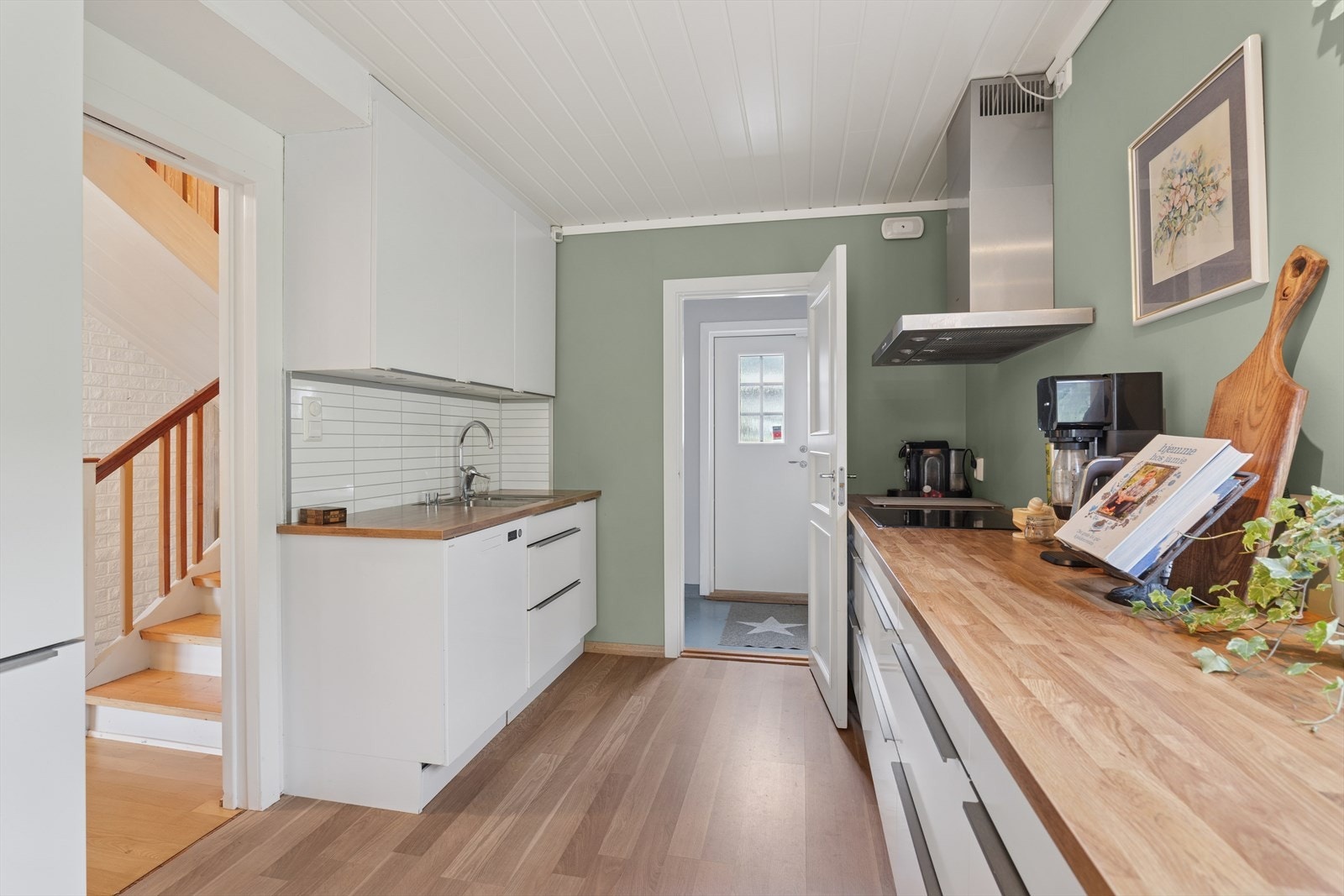 Fra kjøkkenet er det adkomst til vaskerommet, som også har egen inngang. Galleribilde