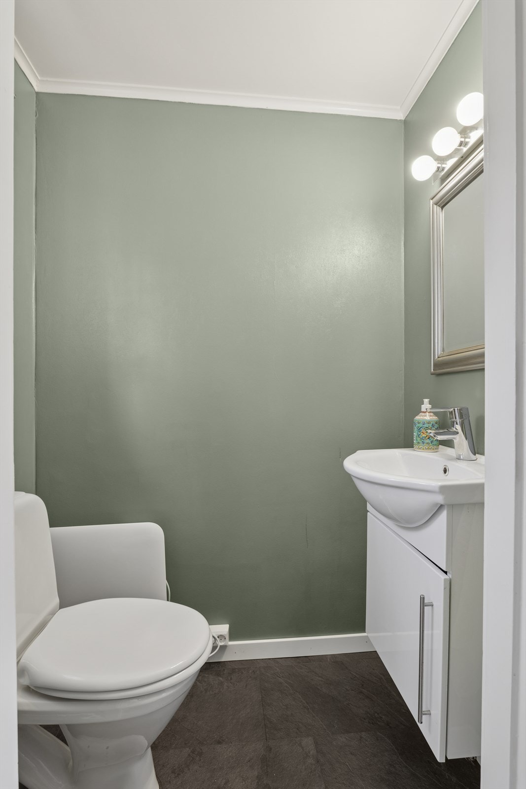 Toalettrommet er innredet med vask, skap og wc. Galleribilde