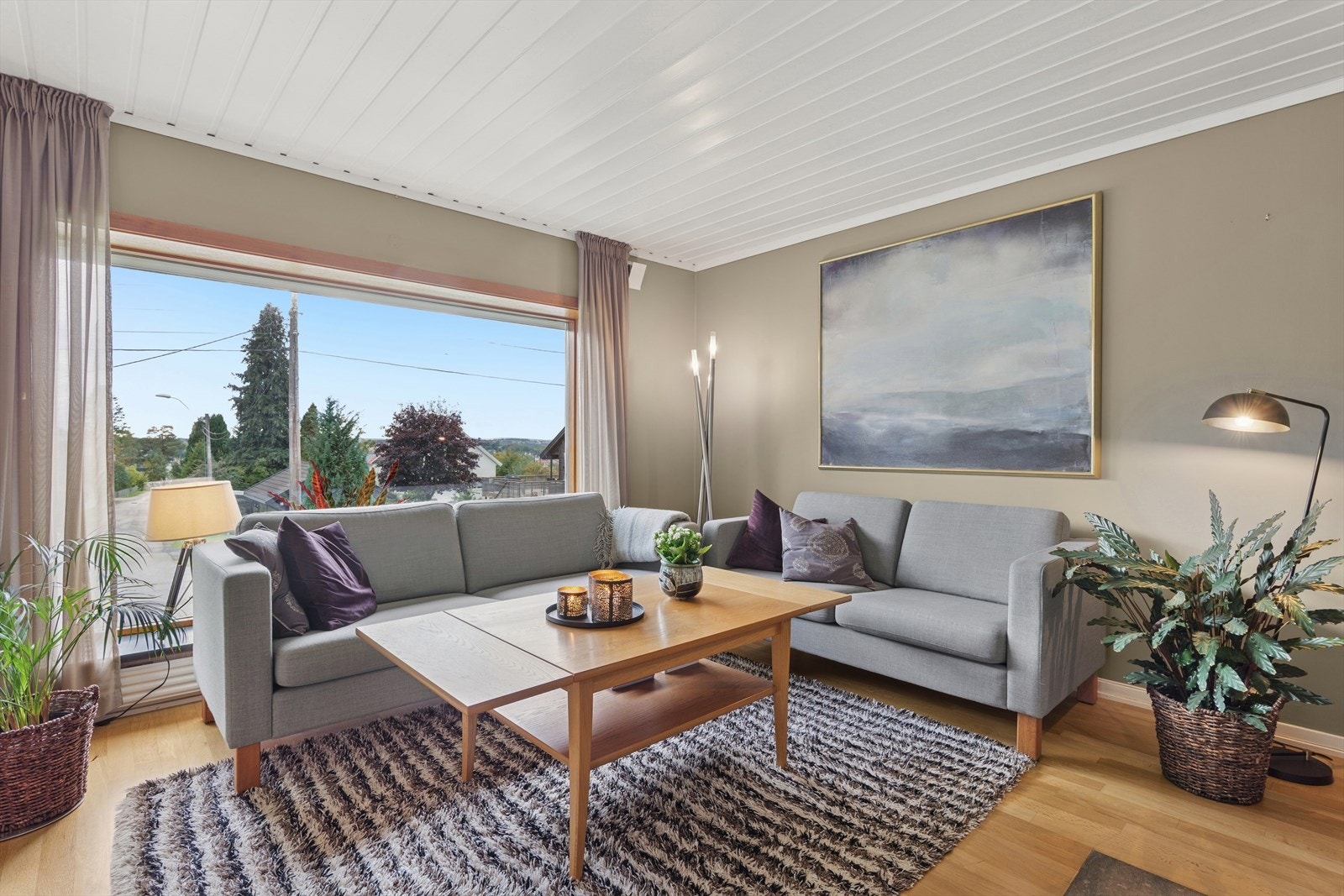 Stuen har gode lysforhold fra de store vindusflatene. Galleribilde