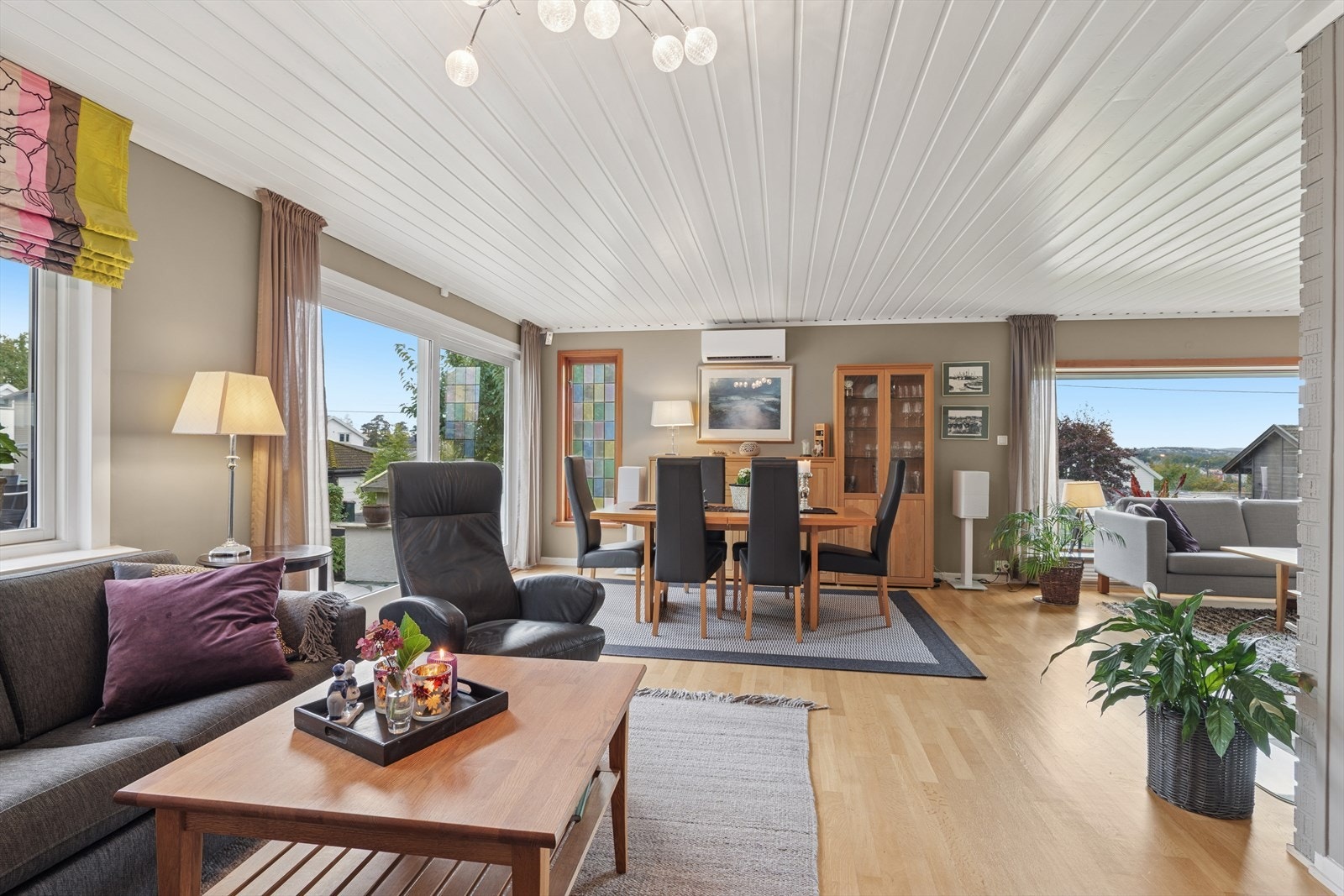 Stuens størrelse og utforming gjør den enkel å innrede. Galleribilde