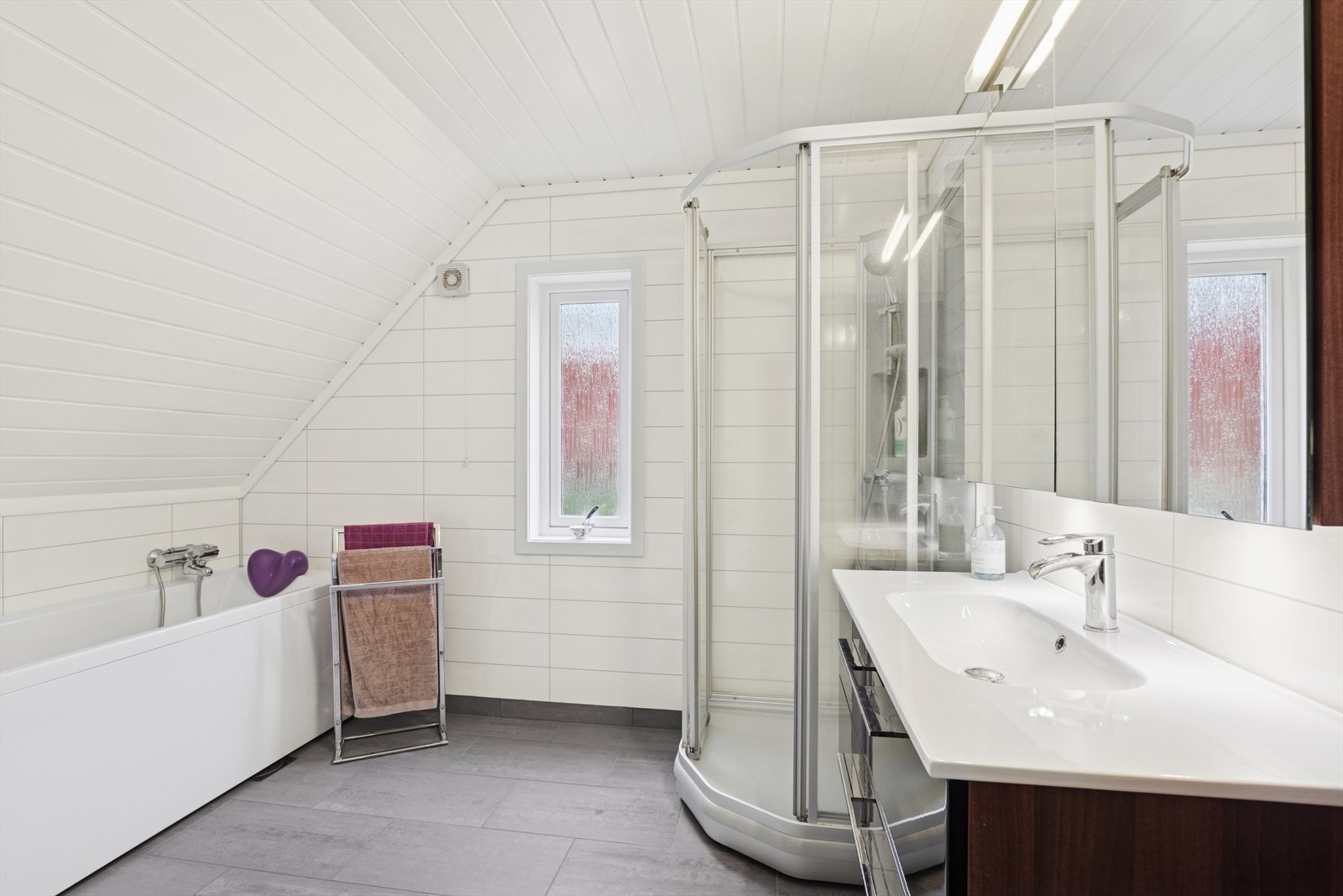 Badet ble oppusset i 2012 og fremstår som moderne og funksjonelt. Det er innredet med nedfelt servant, toalett, dusjkabinett og badekar. Galleribilde