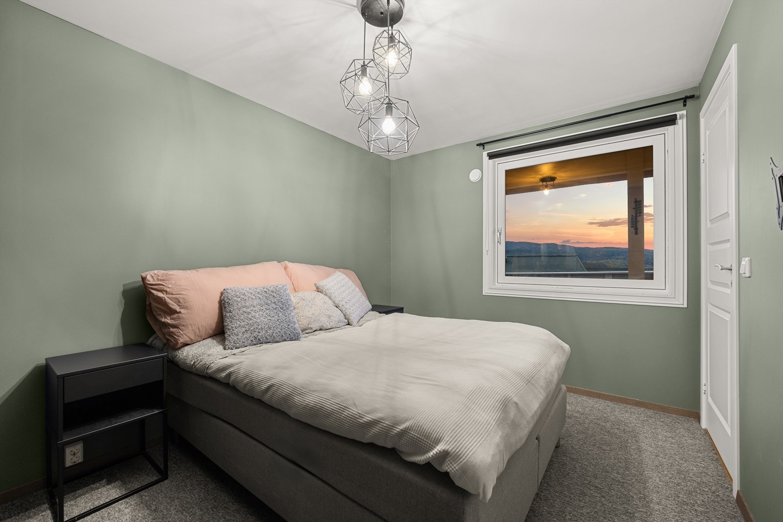 Soverommet er malt i lune farger og har vegg til vegg teppe på gulv Galleribilde