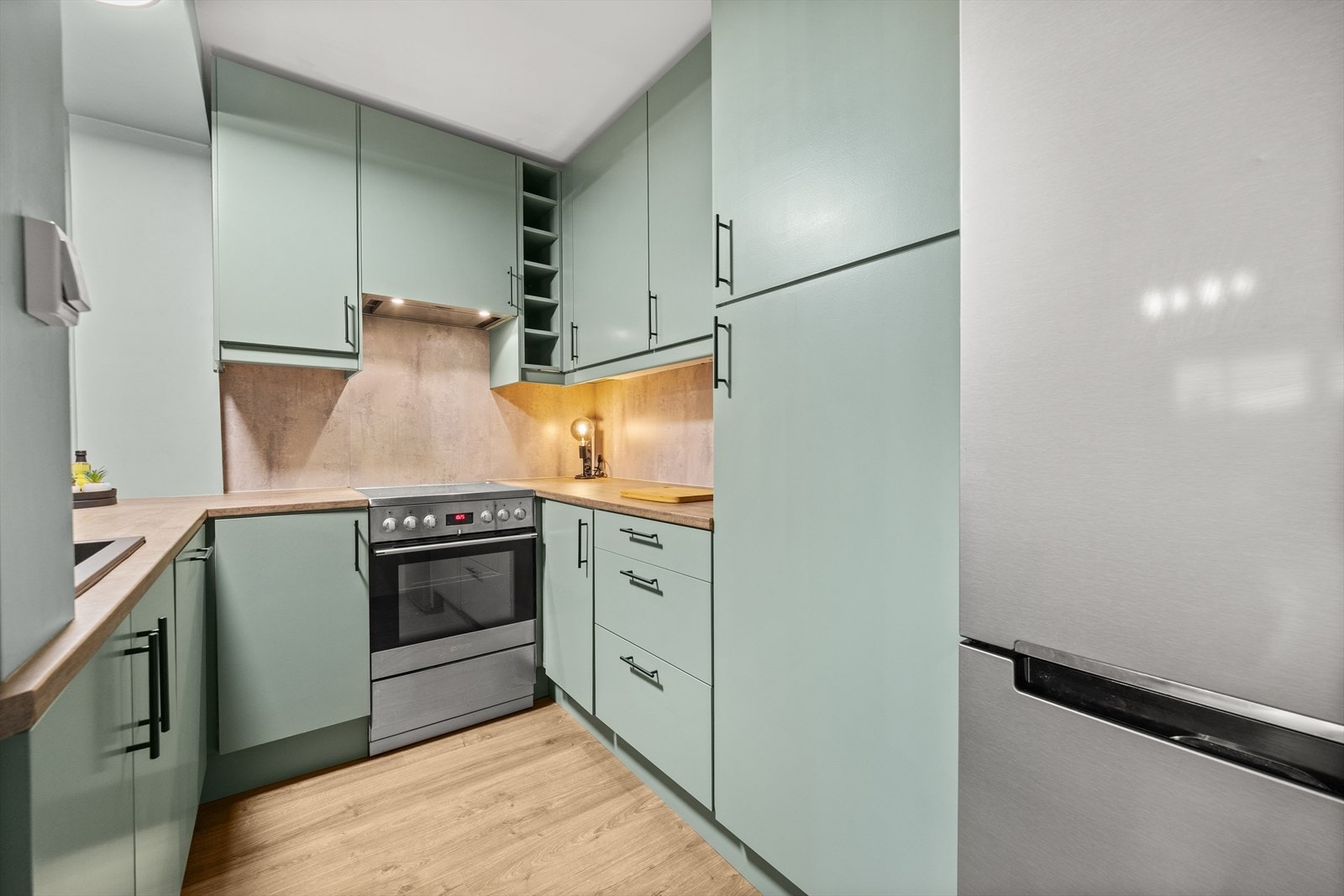 Pent og moderne kjøkken fra 2018 med glatte fronter og benkeplate i laminat Galleribilde