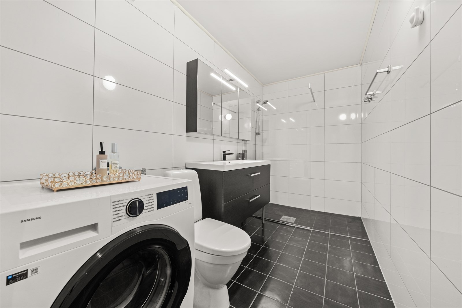 Romslig bad med flislagte overflater og varmekabler Galleribilde