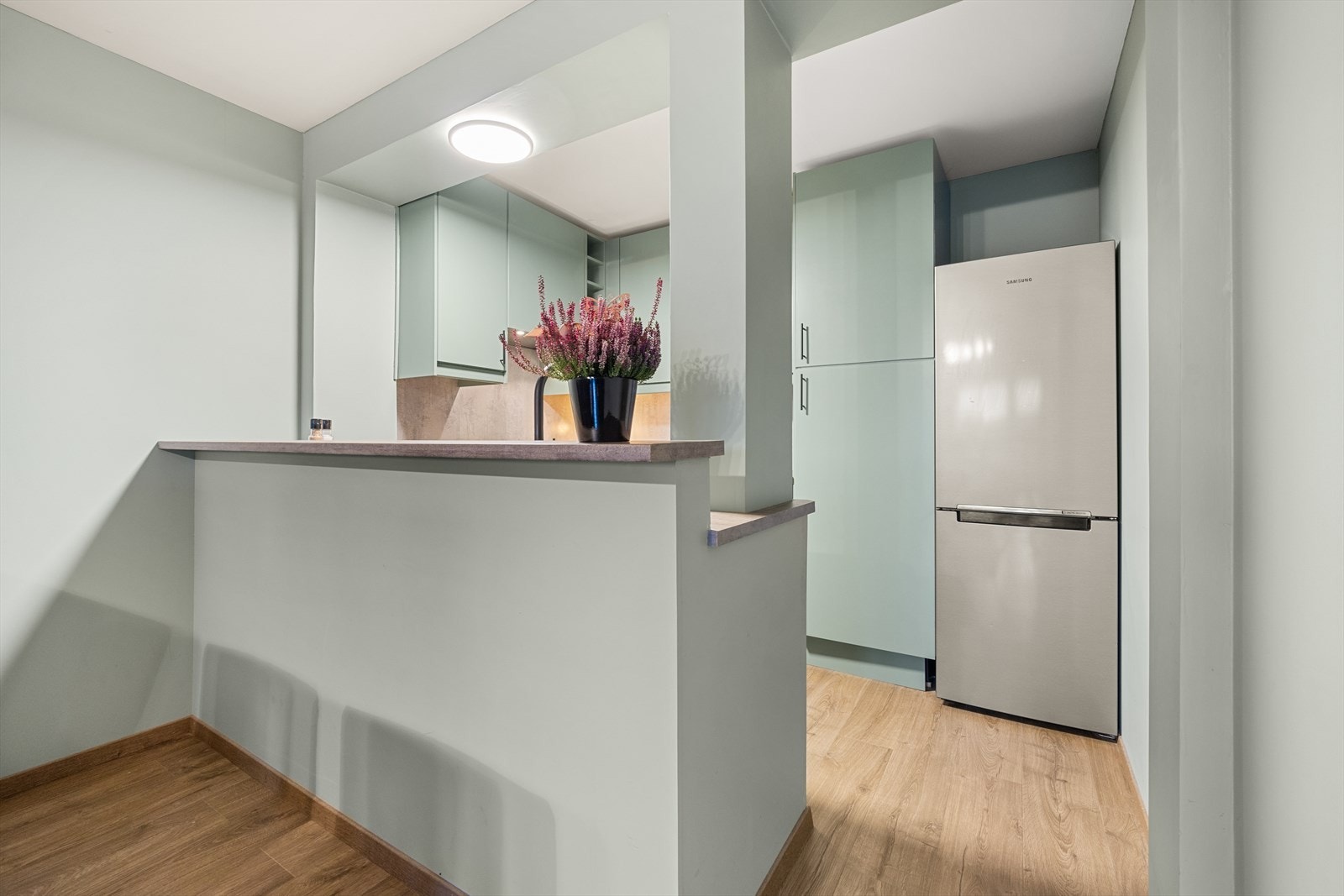 Kjøkkenet er i en åpen løsning med stue Galleribilde