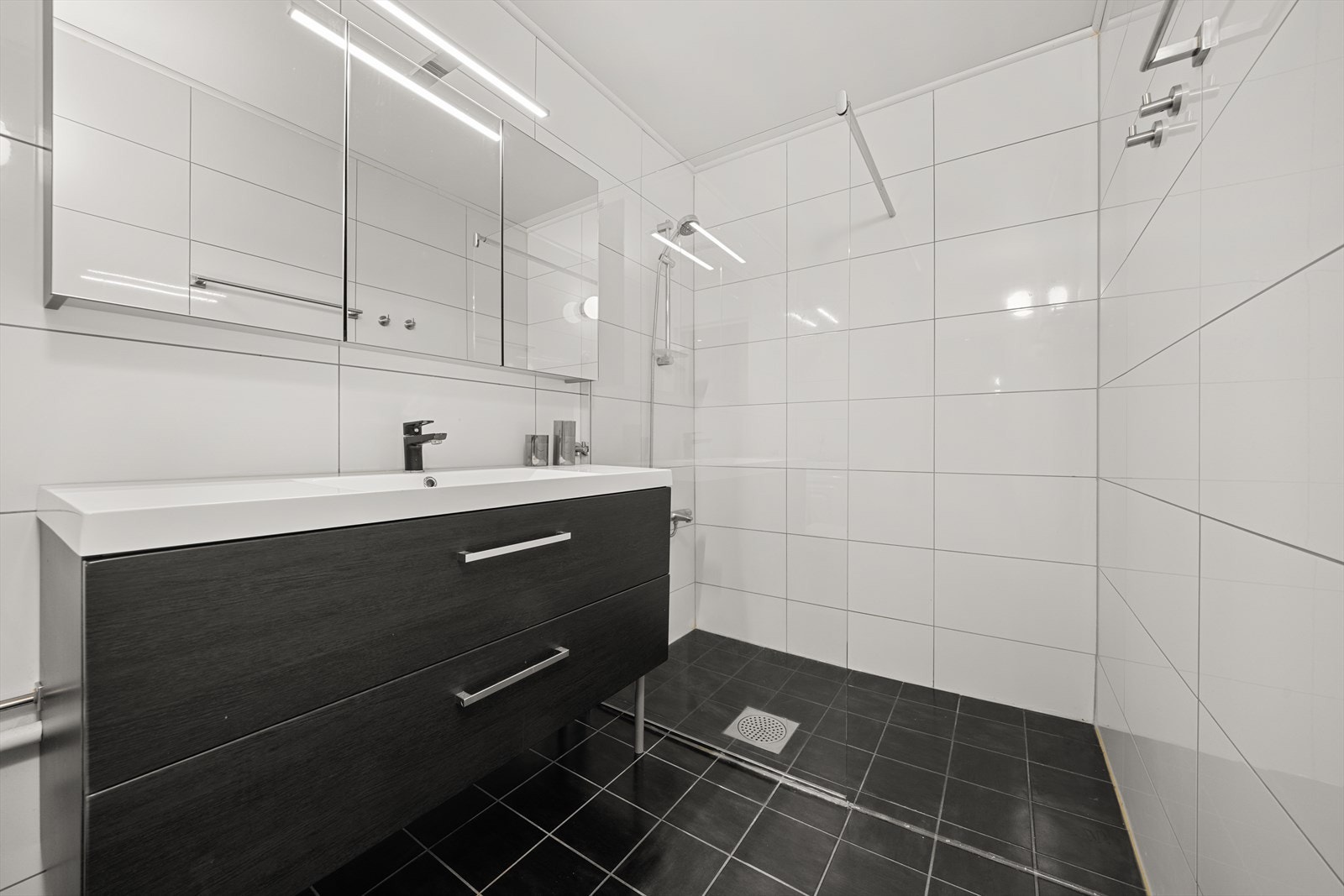 Godt med oppbevaringsplass i skuffer og speilskap Galleribilde