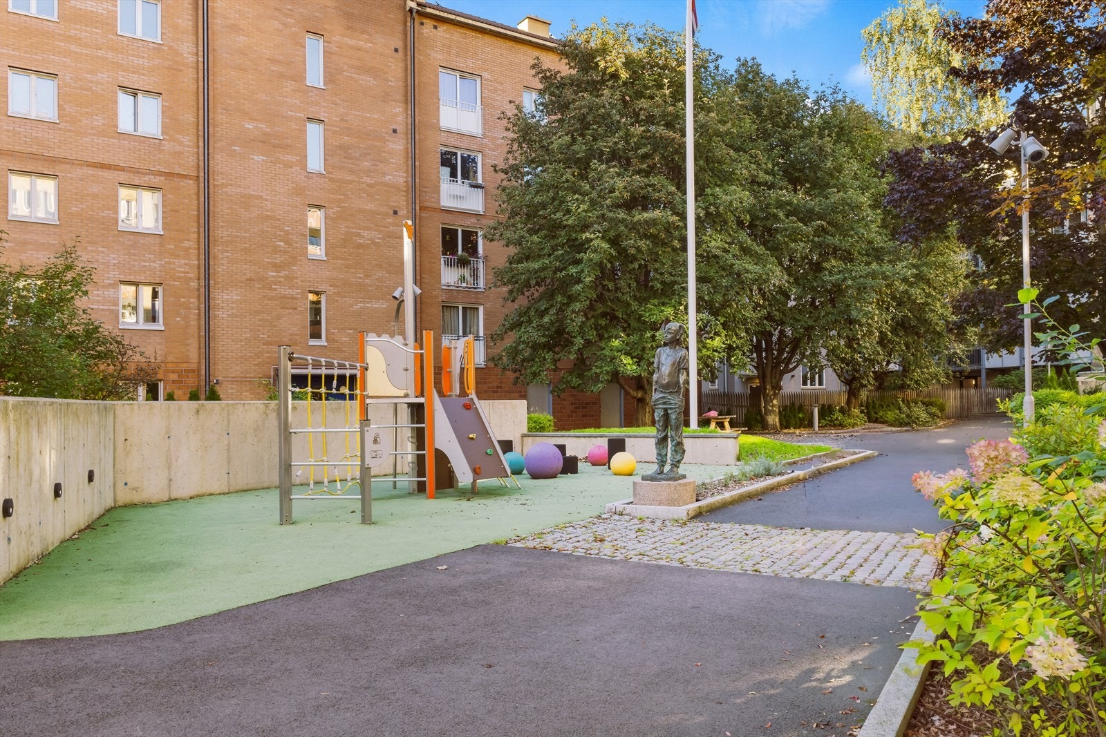 Hyggelige fellesarealer med lekeplass og sittegripper. Galleribilde