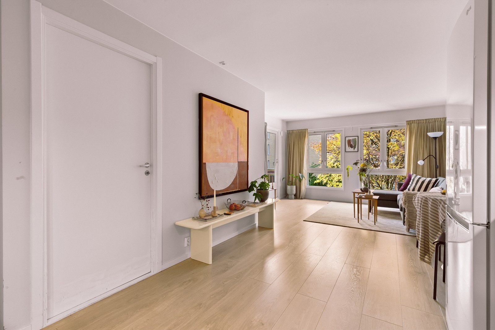 Leiligheten har en sosial planløsning med plass til både venner og familie. Galleribilde