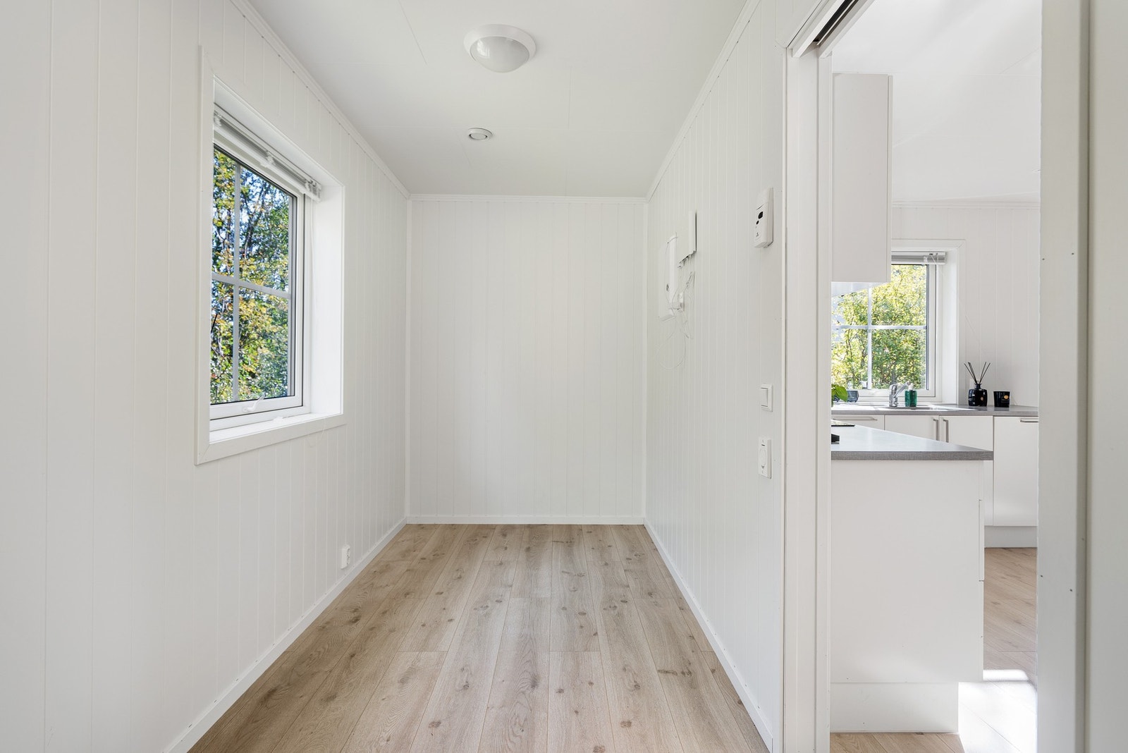 Man har til og med en bod/ spiskammers i forbindelse med kjøkkenet. Meget praktisk rom å gjemme kildesortering og de større kjøkkenmaskinene. Galleribilde