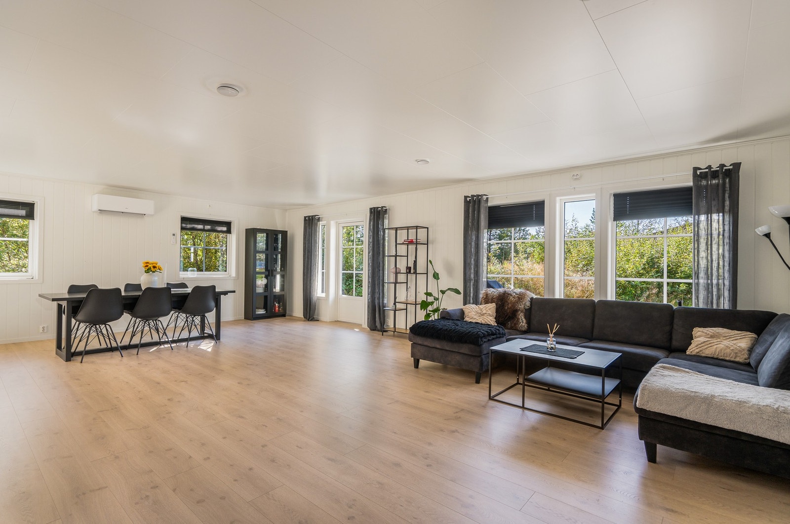 Store vindusflater gir godt med naturlig lys inn i boligen. Galleribilde