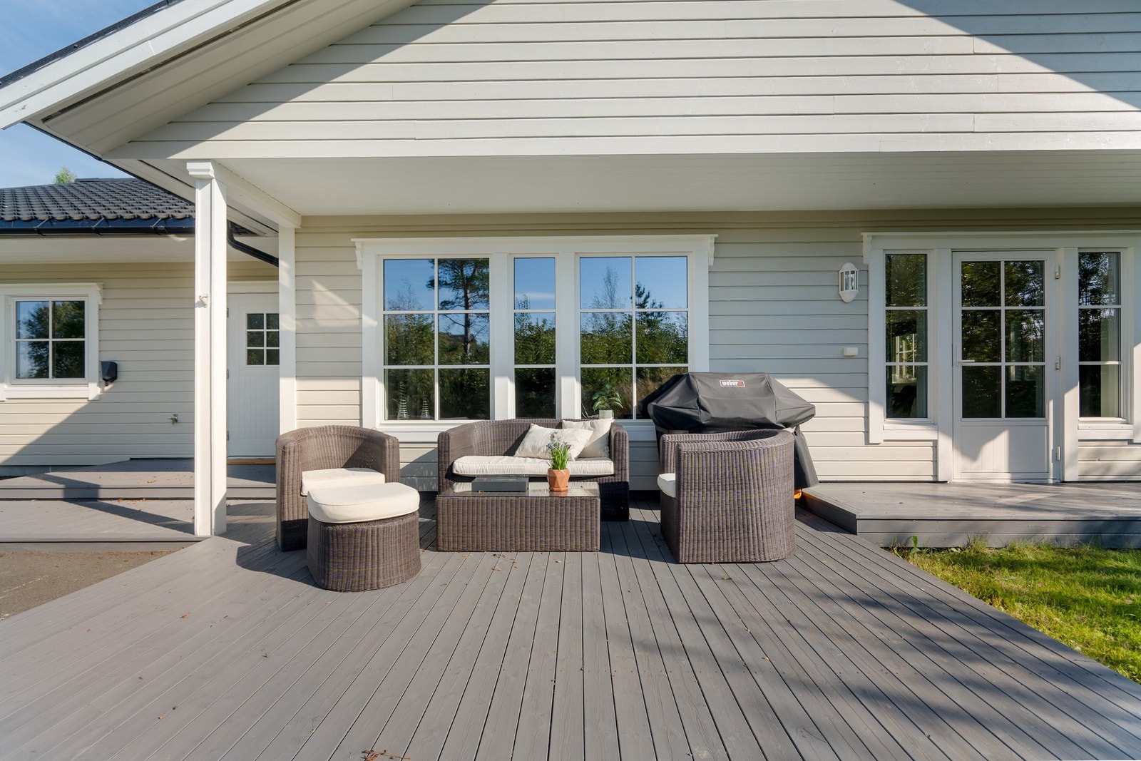 Fra stuen er det utgang til stor terrasse og hage. Galleribilde