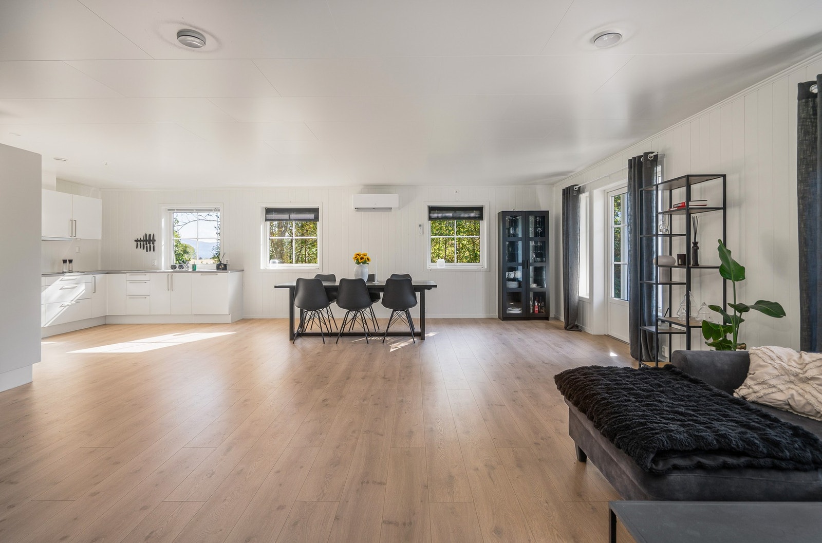 Moderne, åpen løsning mot kjøkken Galleribilde