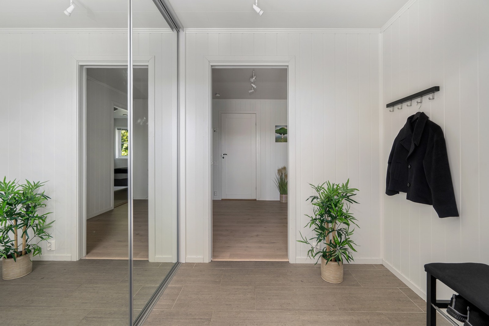 Vindfang/entré med slyvedørsgarderobe i speil. Galleribilde