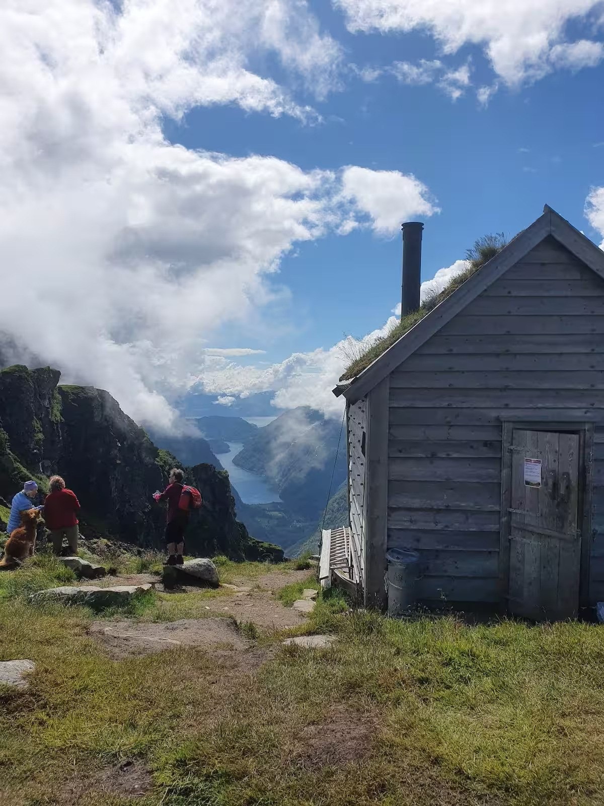Selgers eget bilde. Populære DNT hytte Kiellandbu. Galleribilde