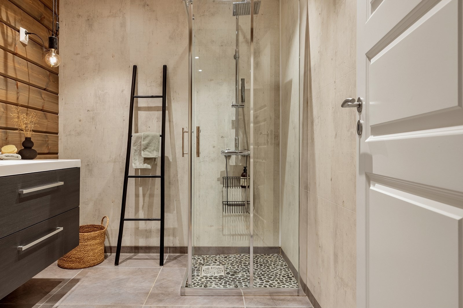 Hytten har også et separat og praktisk vaskerom. Rommet er utstyrt med opplegg for vaskemaskin, varmtvannsbereder og fordelerskap til rørsystemet. Galleribilde