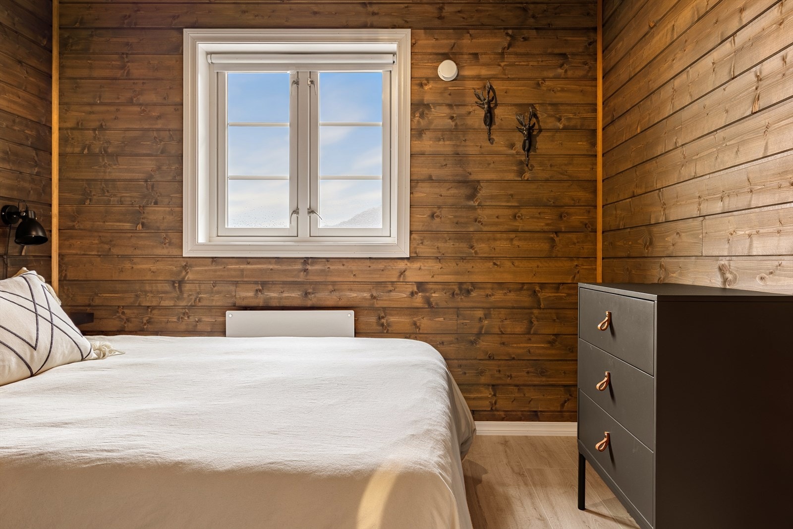 Rommene er av god størrelse og gir god plass til seng og tilhørende møblement som nattbord og kommode Galleribilde