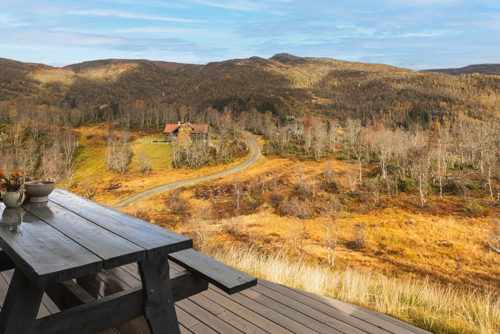 Hytten har en fin beliggenhet i naturskjønne omgivelser - ca. 1 time og 30 min fra Bergen Galleribilde