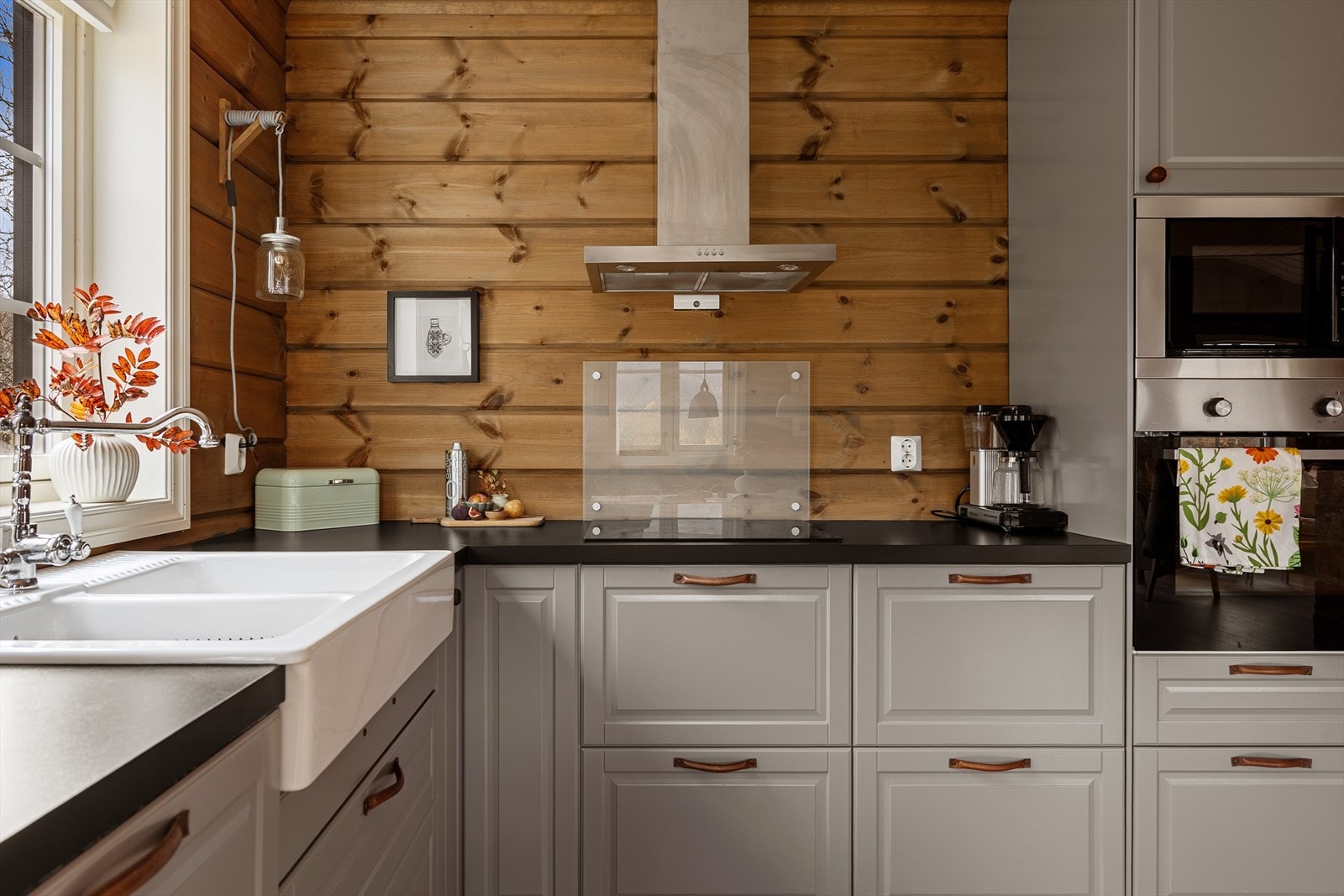 Av integrerte hvitevarer finner man induksjonsplatetopp, stekeovn, mikrobølgeovn, oppvaskmaskin og kombiskap Galleribilde