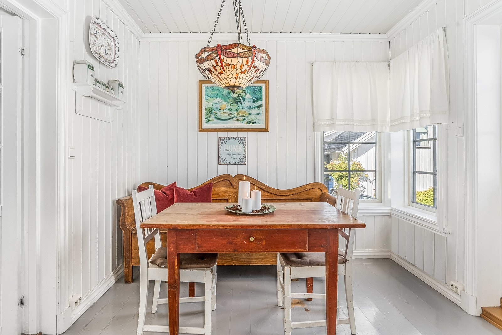 På kjøkkenet er det også plass til spisebord. Herfra er det utgang til den trivelige bakgården. Galleribilde