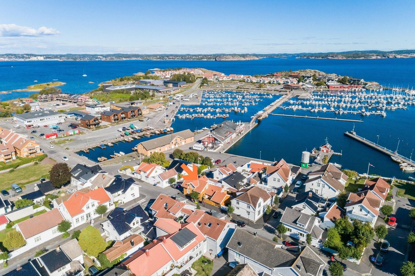Her bor du rett ved brygga i Stavern og med butikker, restauranter, bakeri, café og mye mer rett på utsiden av døra. Galleribilde