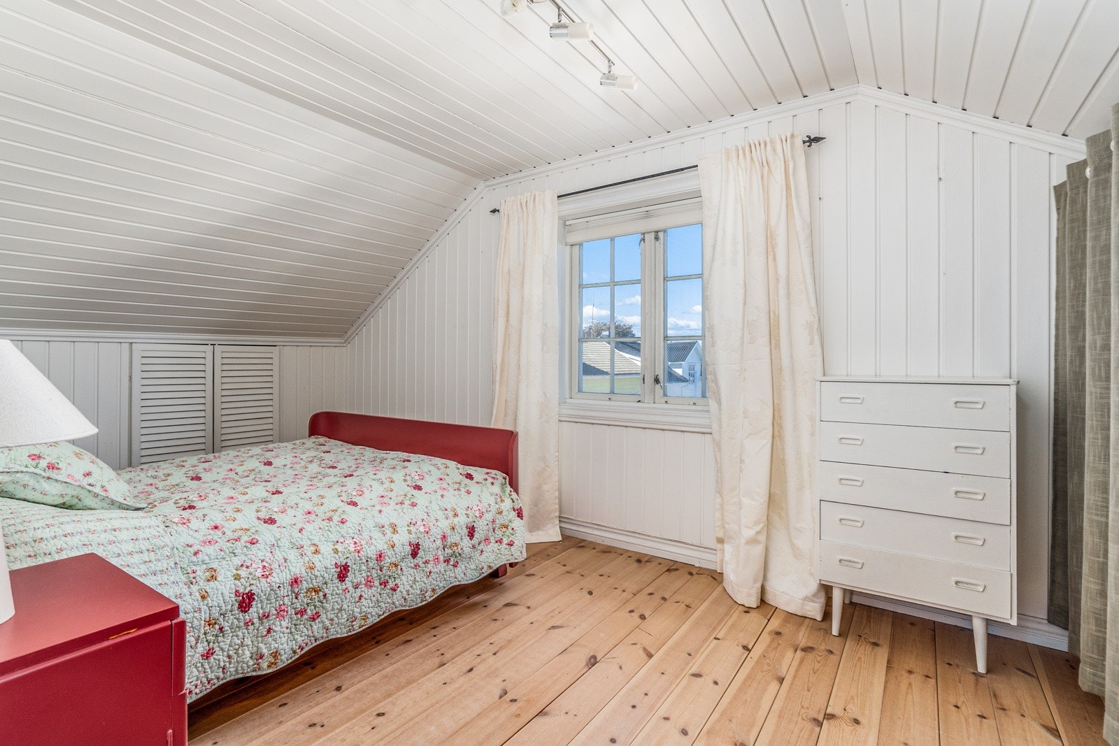 Soverom med god plass til dobbeltseng og nattbord. Galleribilde