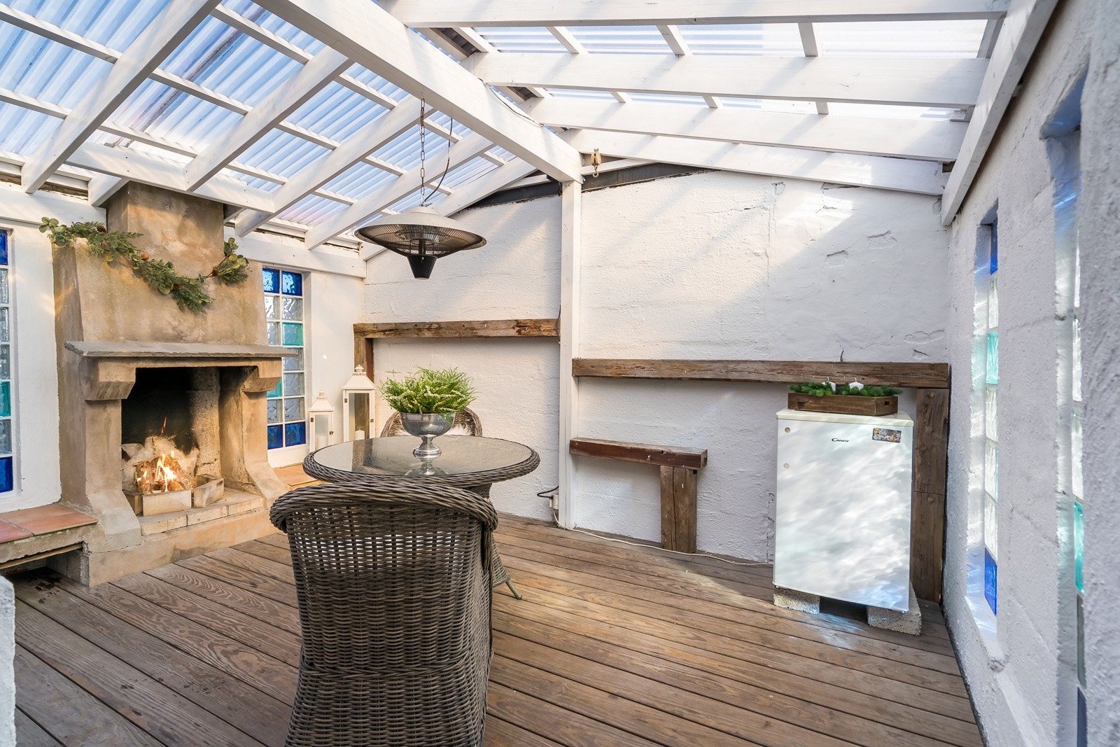 Koselig "sommerstue" som forlenger utesesongen. Legg merket til den herlige peisen. Galleribilde