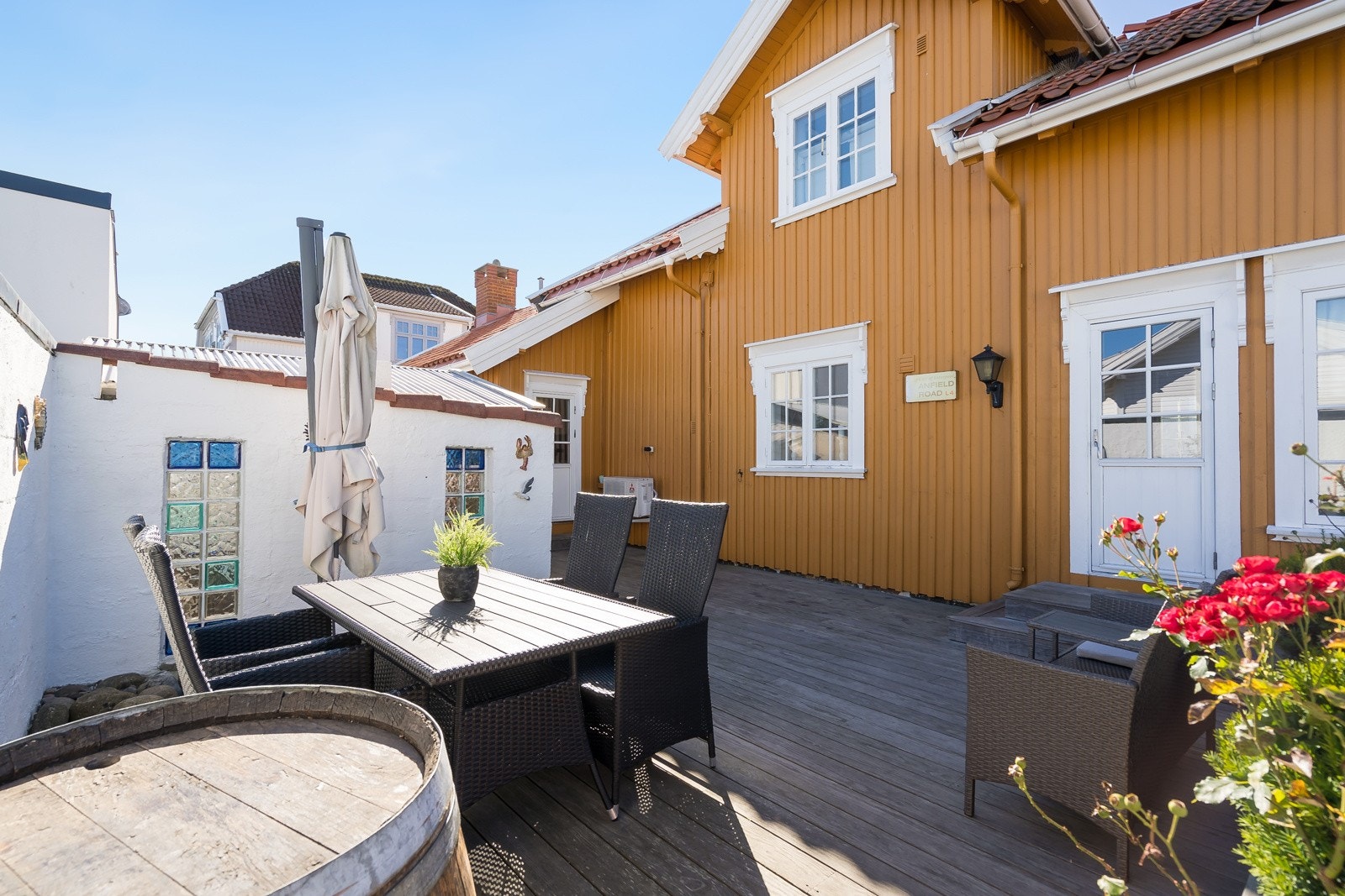 Tomten består av koselig bakgård, med usjenert uteplass som er pent opparbeidet med terrasseplatting og belegningsstein. Galleribilde