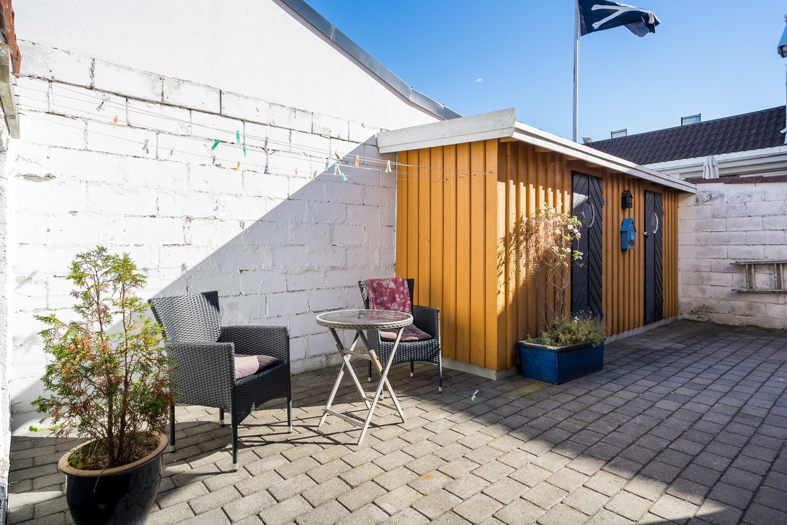 Her kan fine dager i sola nytes. Det er også en utebod til oppbevaring. Galleribilde