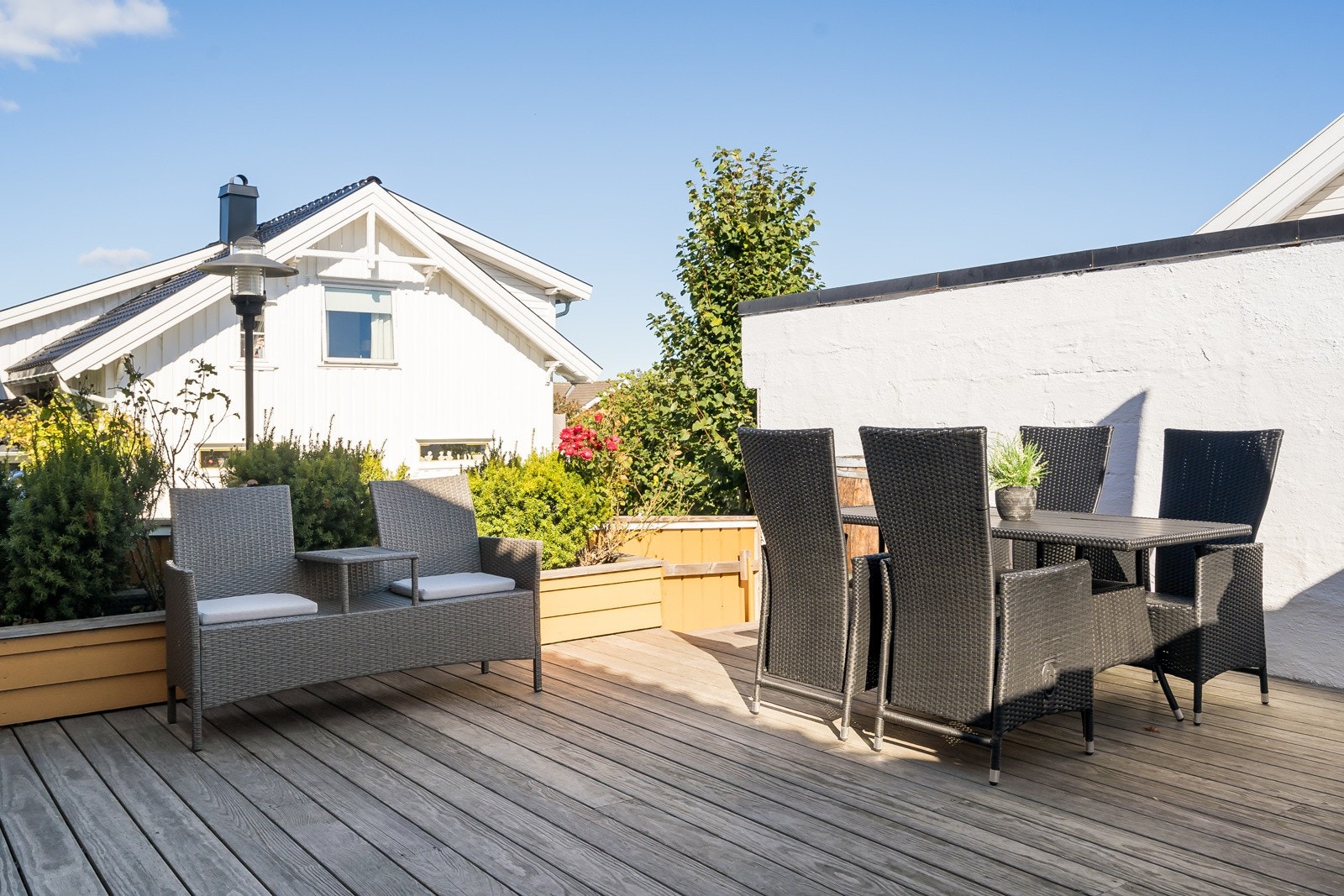 Uteplassen bak har sol midtsommer til ca. kl. 21:30 ifølge selger. Galleribilde