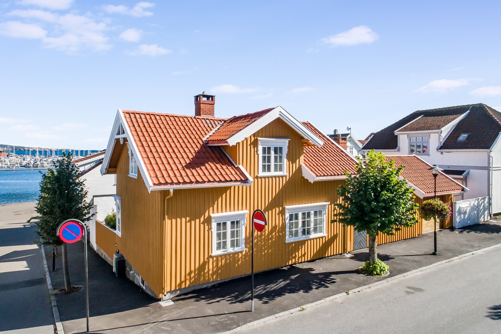 Bilen parker du i garasjen hvor det også er loft med lagringsmuligheter. Direkte adkomst fra garasje til bakgården. Galleribilde