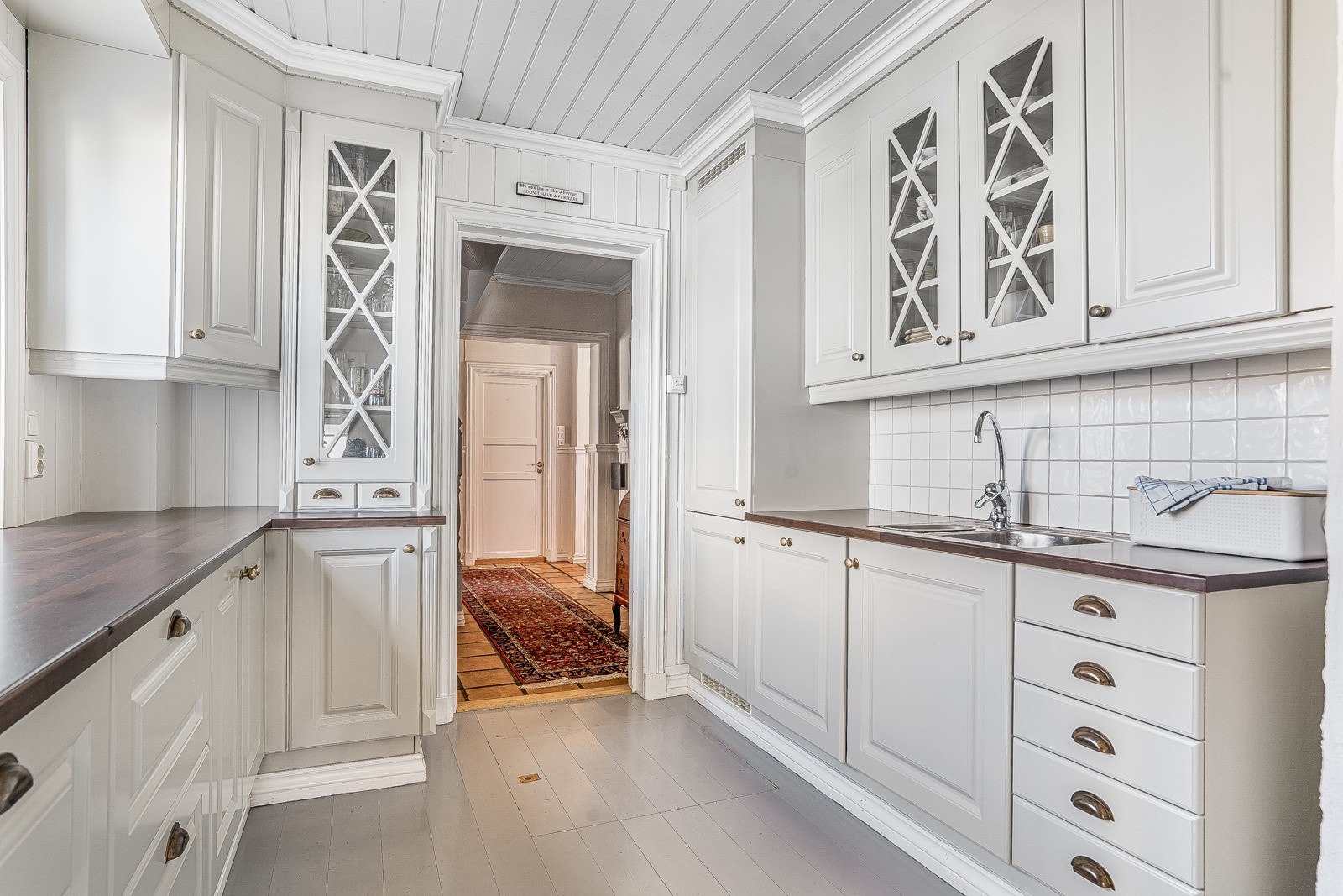 Kjøkkenet har klassisk lys innredning med profilerte fronter og integrerte hvitevarer, nytt i 2012. Galleribilde