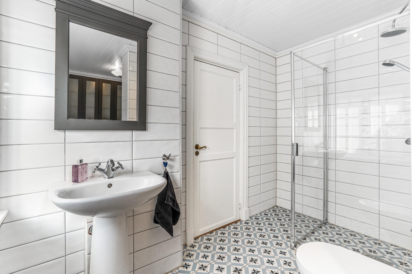 Lekkert kombinert bad og vaskerom i 1. etasje. Galleribilde