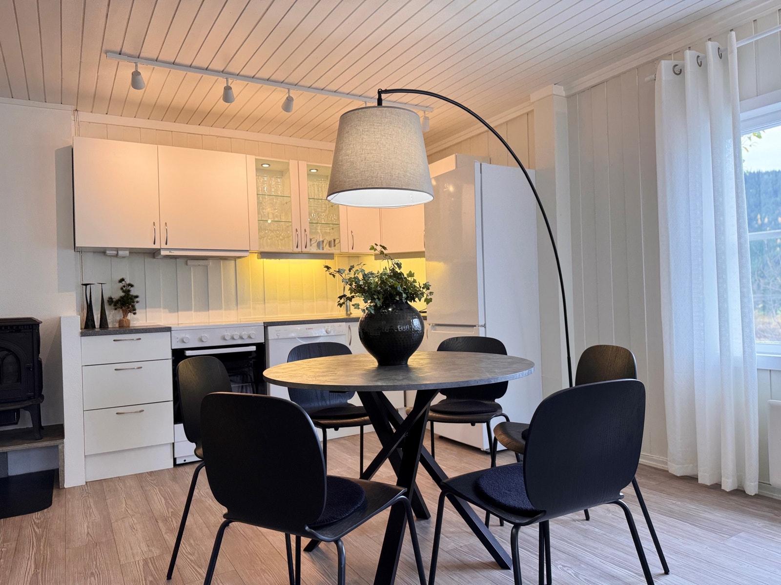 Kjøkken med oppvaskmaskin, kjøl og frys, komfyr og vifte. Galleribilde