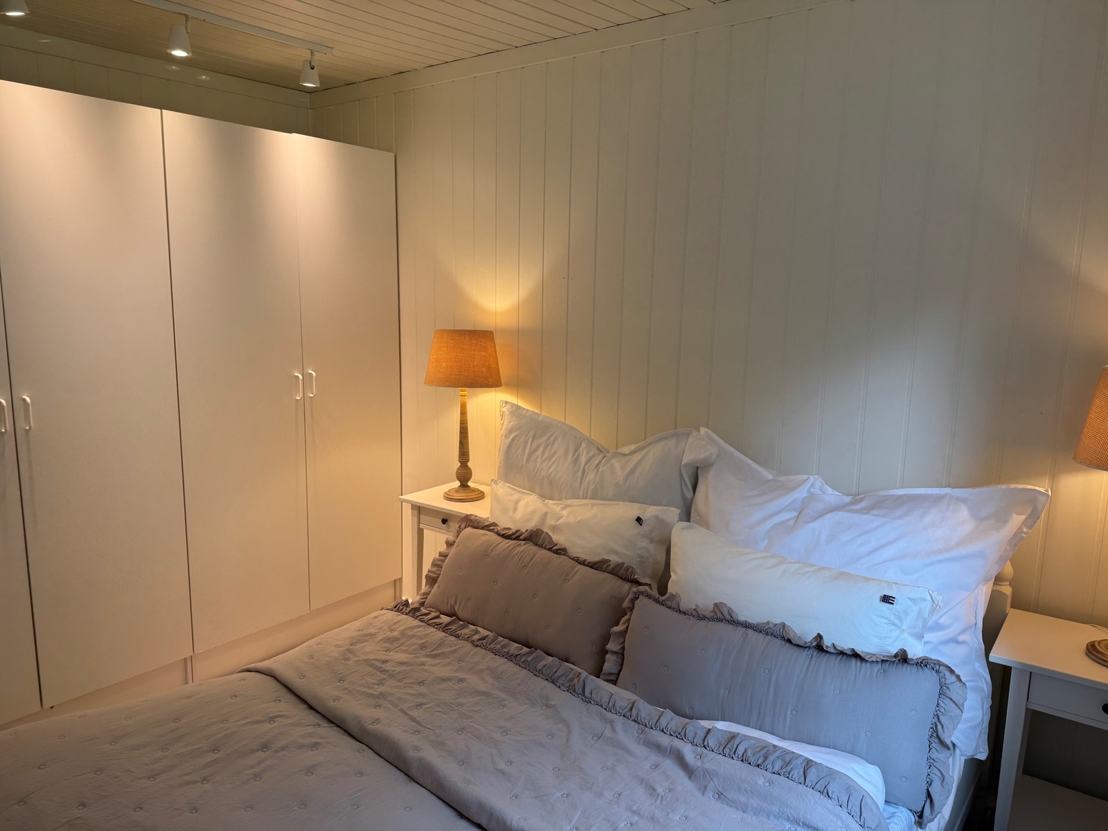 Mastersov med plassbygd garderobeløsning. Galleribilde