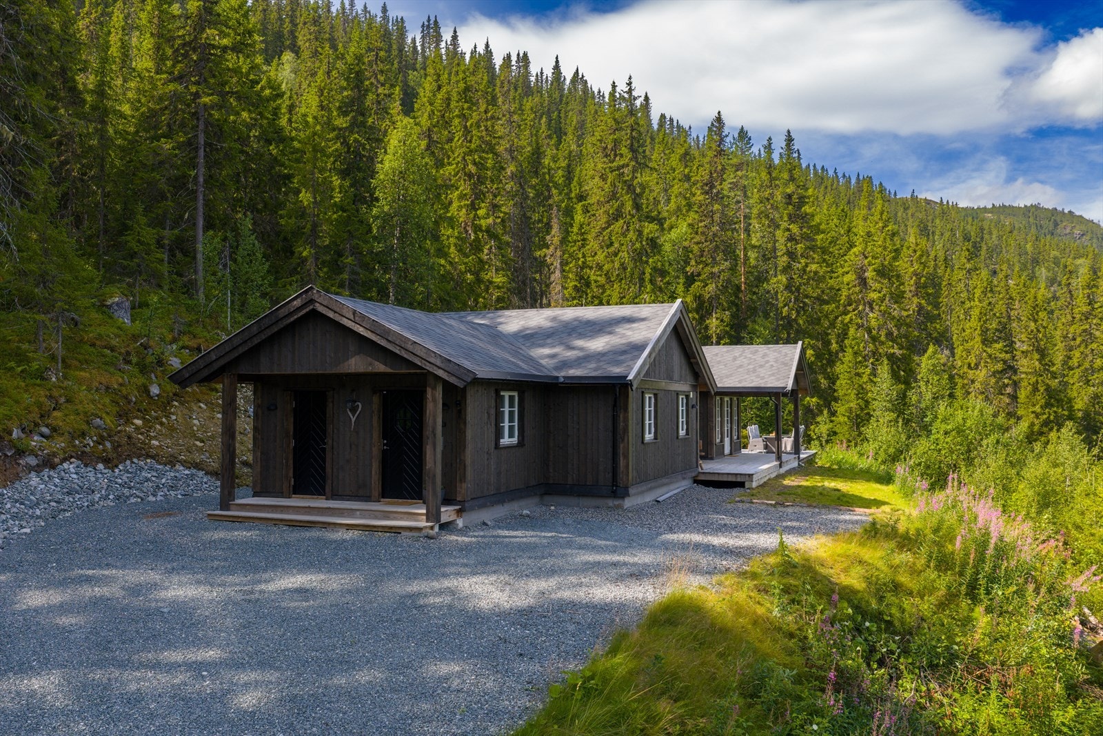 Boden ved inngangspartiet gir plass til det du ikke vil ha med inn i hytta! Galleribilde