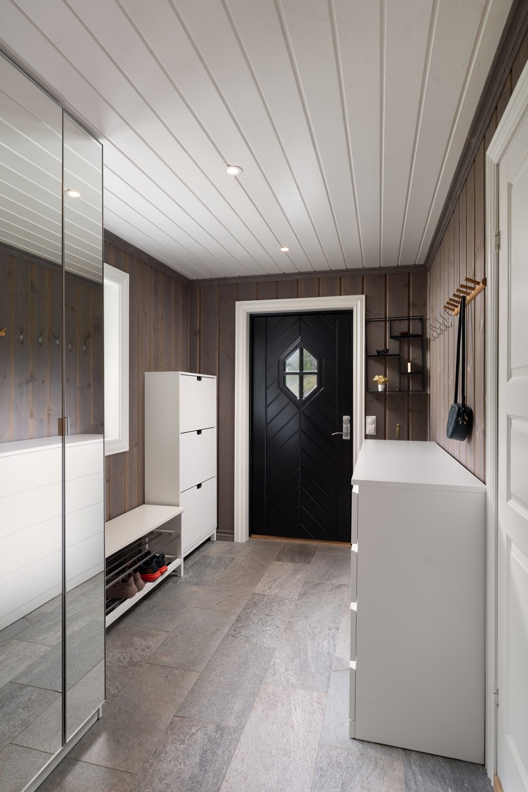 På vei inn i hytta, her i gangen er det godt med plass til oppbevaring av klær, sko og annet. Galleribilde