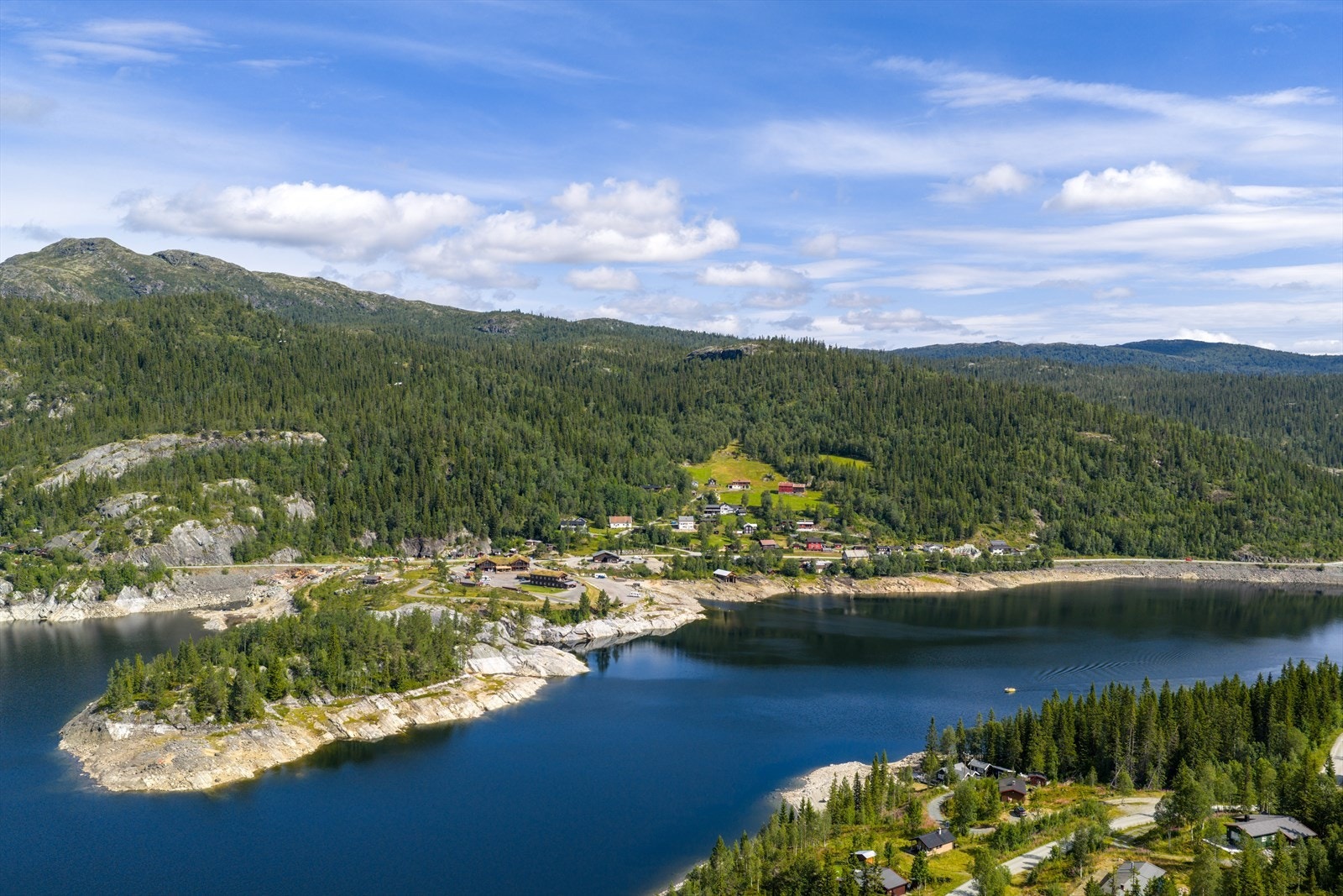 Nærbutikken i Øygardsgrend er døgnåpen og ligger på motsatt side av Tunhovdfjorden, bare 2 km fra hytta. Galleribilde