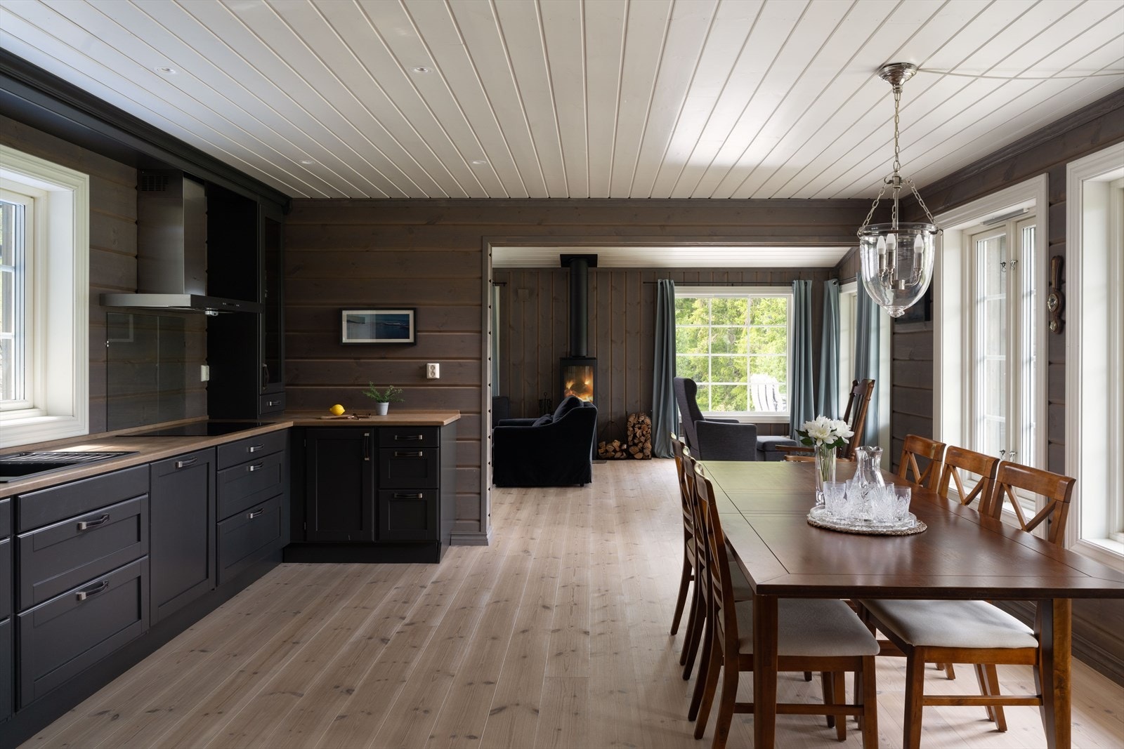 Kjøkken med spisestue. Pen kjøkkeninnredning med under- og overskap, vitrineskap og høyskap. Galleribilde