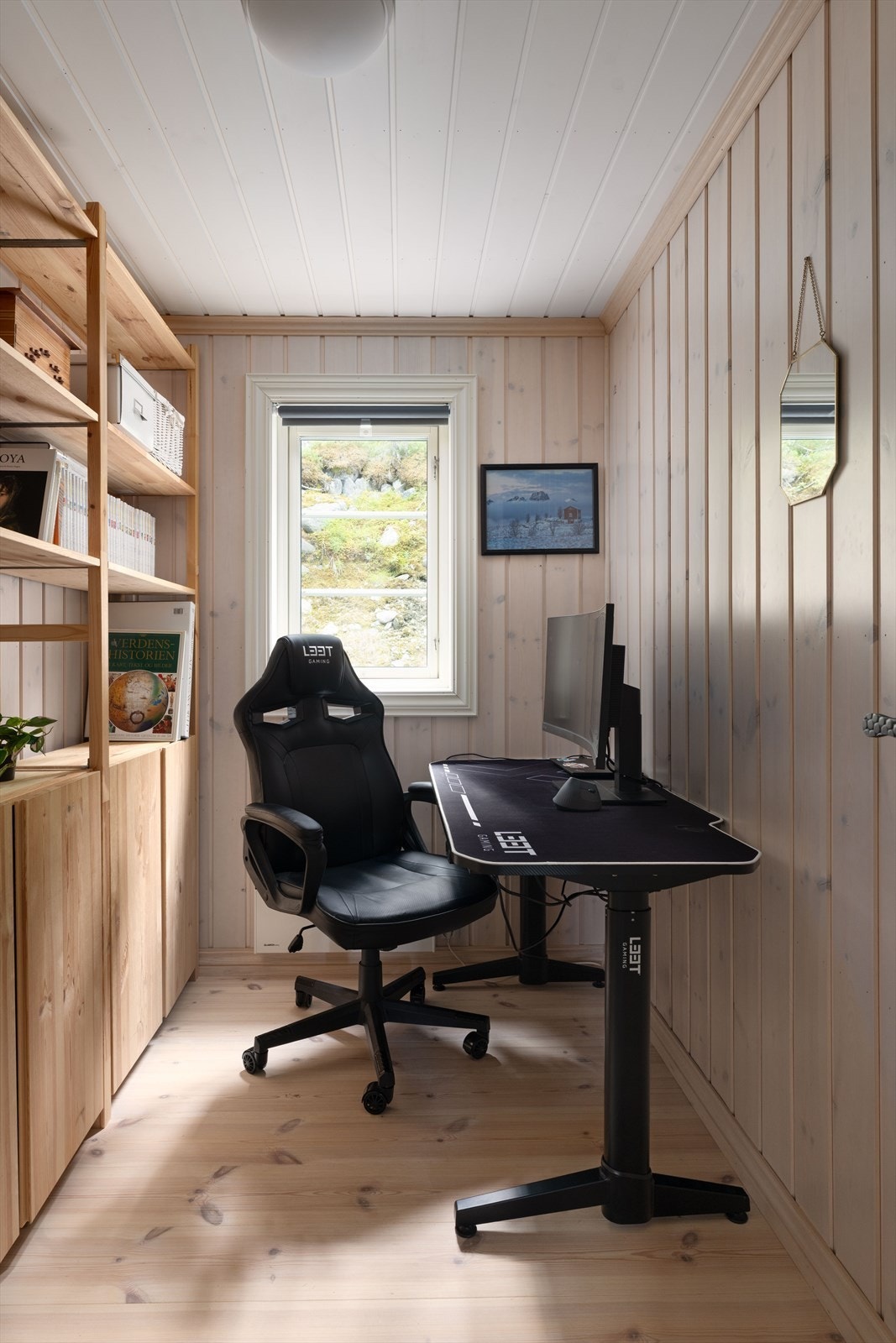 Soverom som brukes i dag som et hyttekontor. Galleribilde