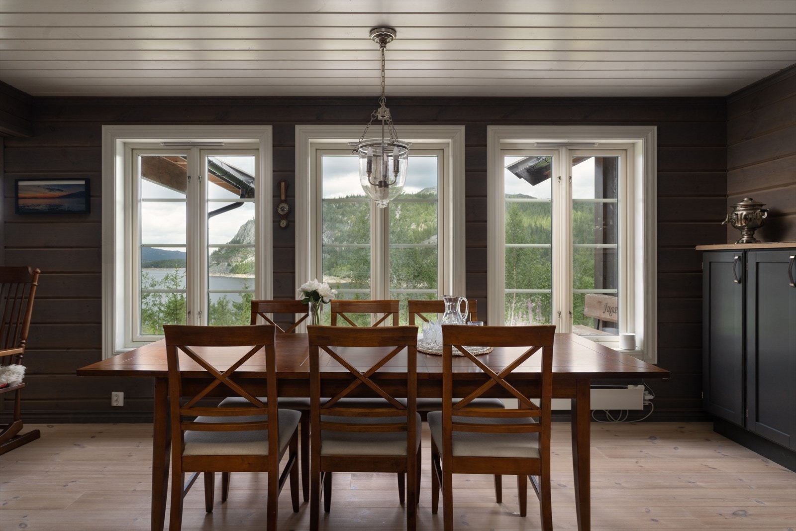 Spisestua rommer både små og store sammenkomster, alt fra frokost med familien til middag med venner. Galleribilde