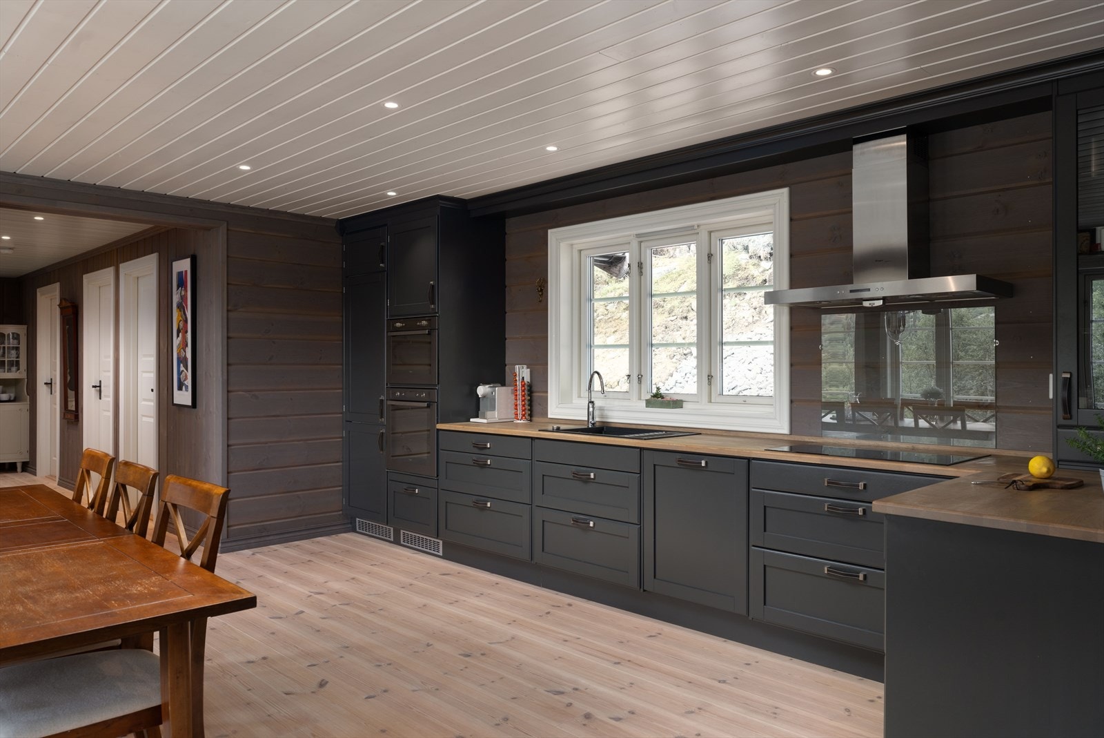 Kjøkkenet er stilrent, romslig og godt utstyrt med integrerte hvitevarer. Galleribilde