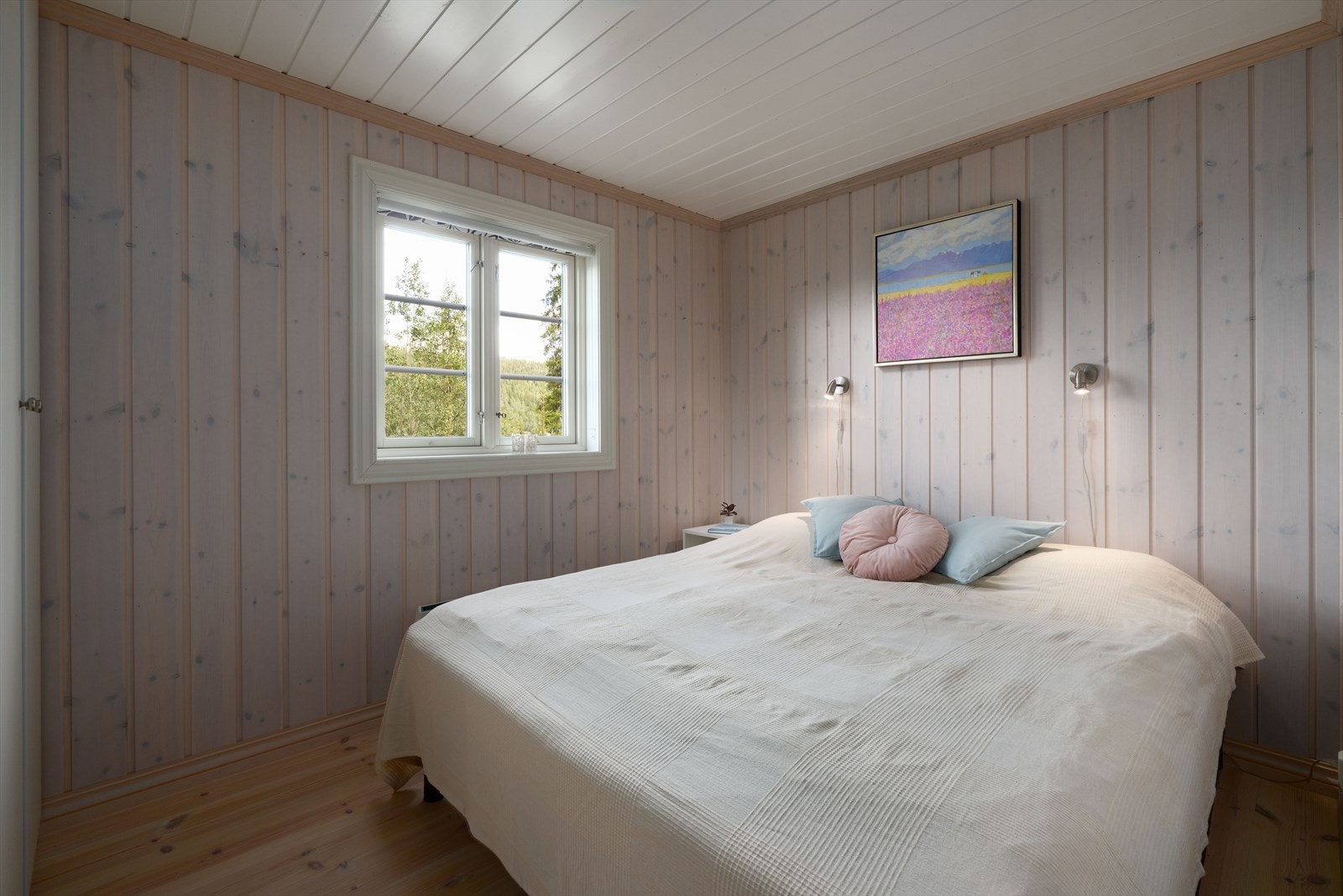 Hytta har fire soverom i ulik størrelse, her er er det plass til både familie og gjester Galleribilde