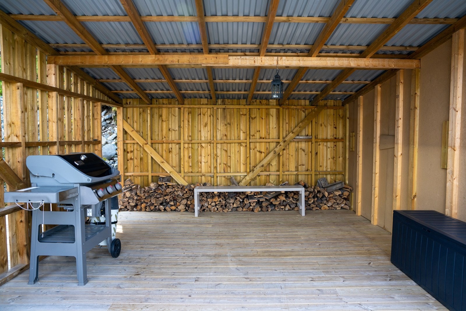 Frittstående bod med åpent lagringsareal på terrassen. Galleribilde