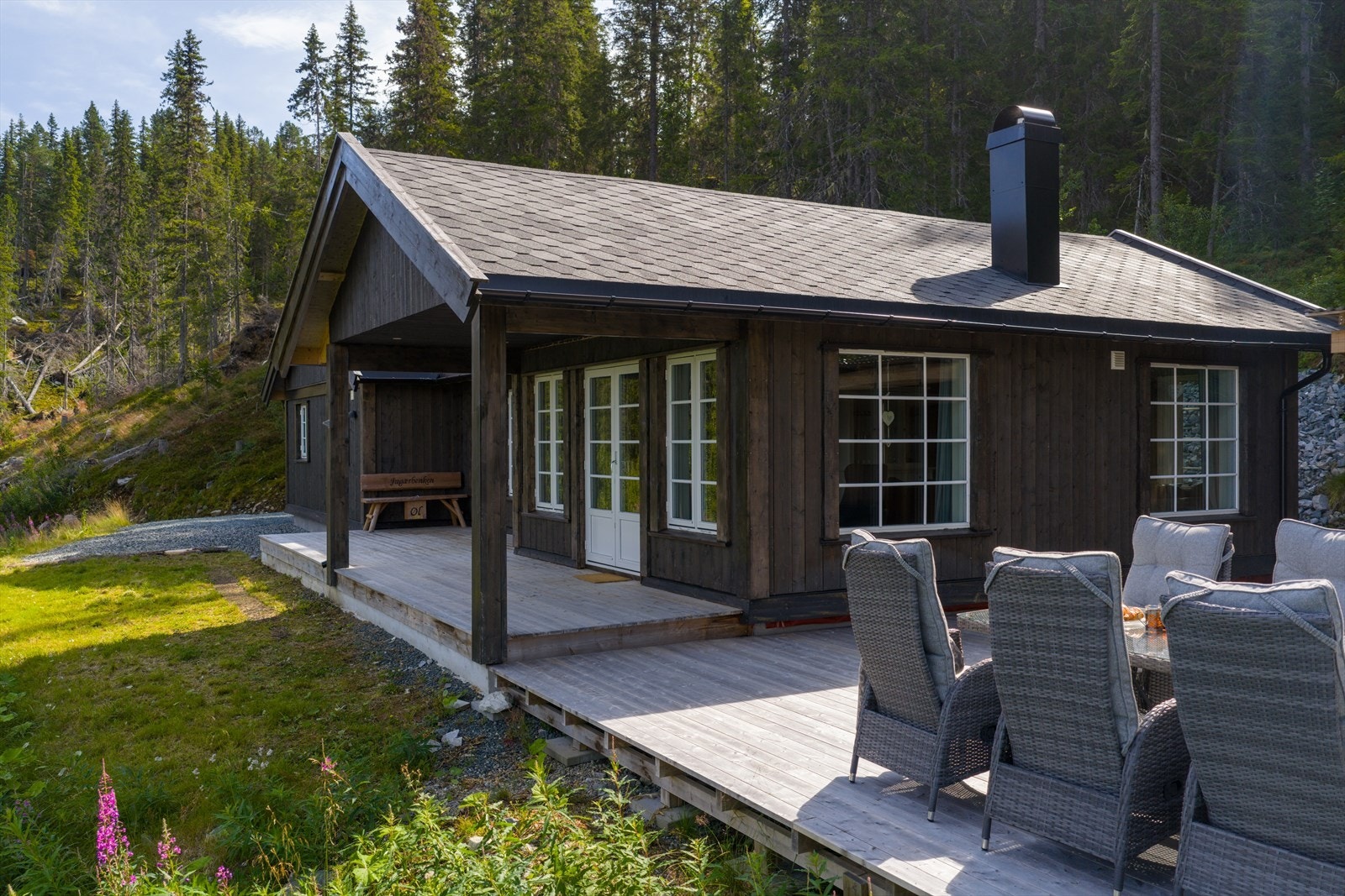 Terrassen har også en overbygd del, for dager da skygge eller ly for nedbør trengs. Galleribilde