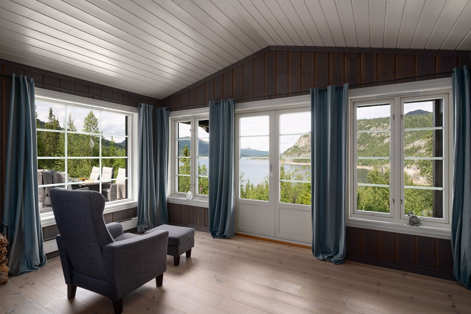 Fra stua er det vid utsikt over Tunhovdfjorden og mot blant annet Fauskofjellet og Skarpnord - like vakkert til alle årstider. Galleribilde