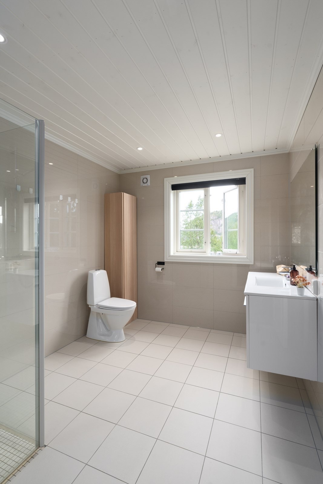 Lekkert og funksjonelt bad med tidløse materialer og gjennomført stil. Galleribilde