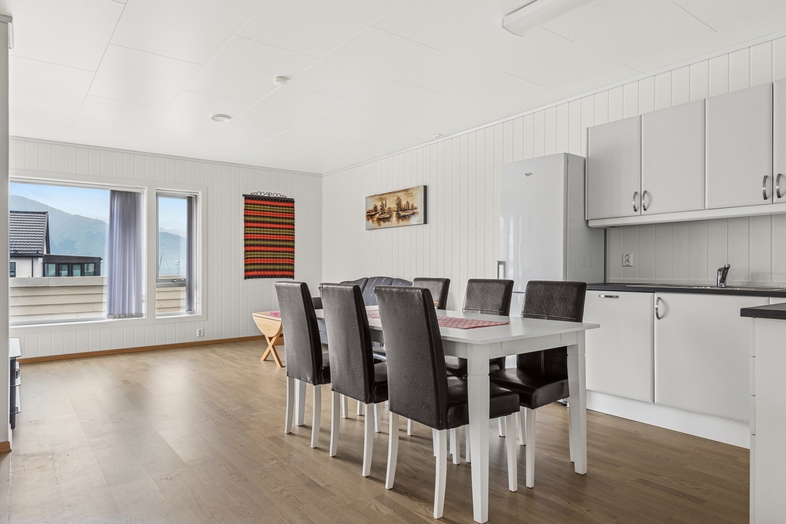 Koselig spiseplass hvor familie og venner kan samles til gode måltider. Galleribilde