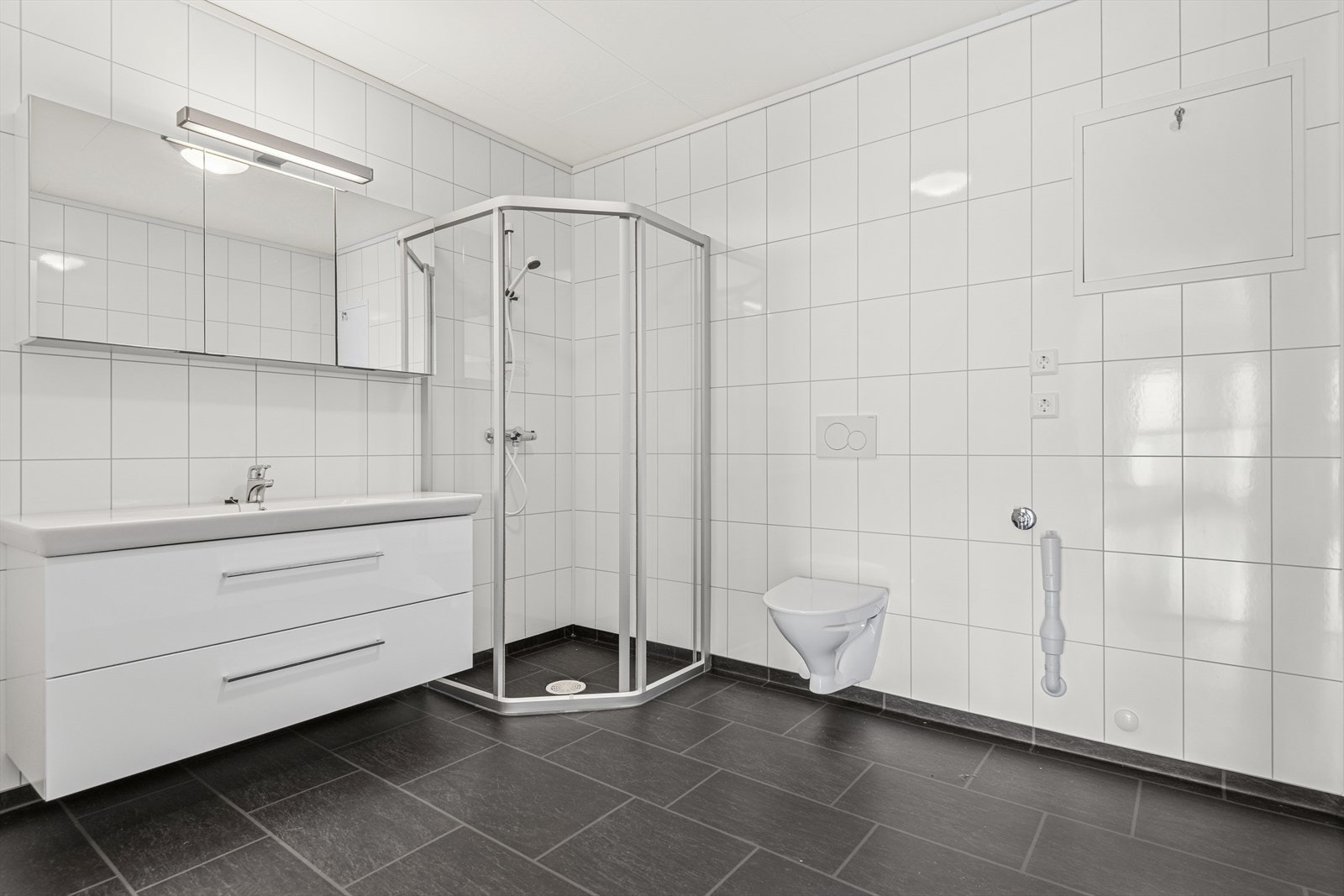 Badet på 7,3 m² kombinerer funksjonalitet med komfort, og gir plass til både vaskerom og velvære. Galleribilde
