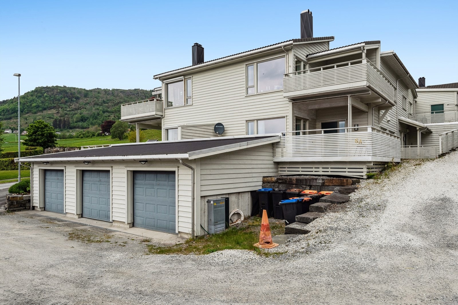 Velkommen til denne lyse og trivelige 3-roms selveierleilighet sentralt i Rosendal. Galleribilde